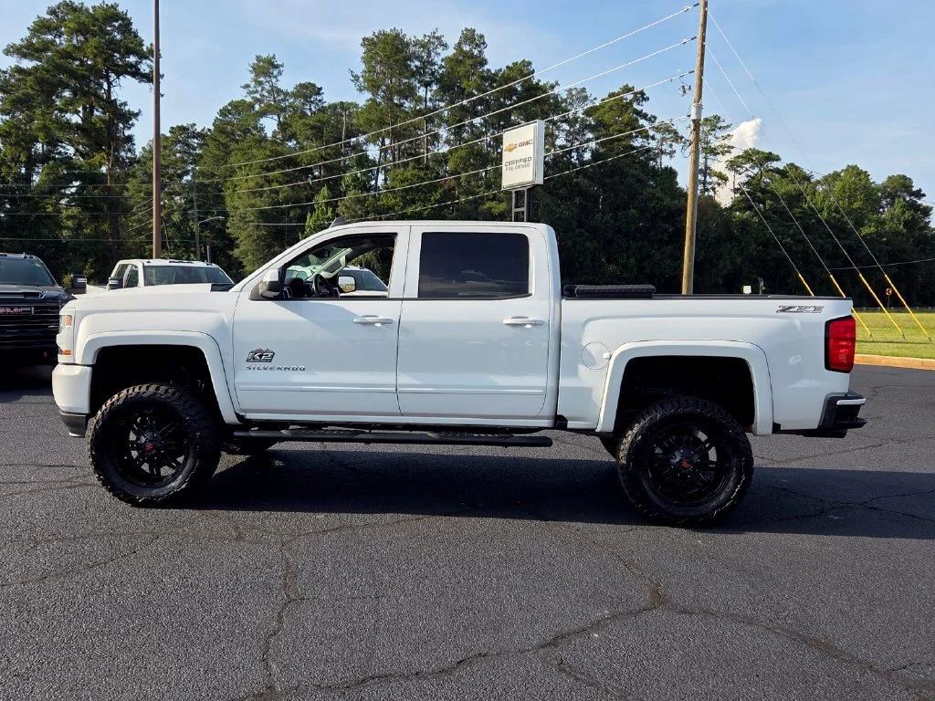 Used 2018 SUMMIT WHITE Chevrolet LT image 4