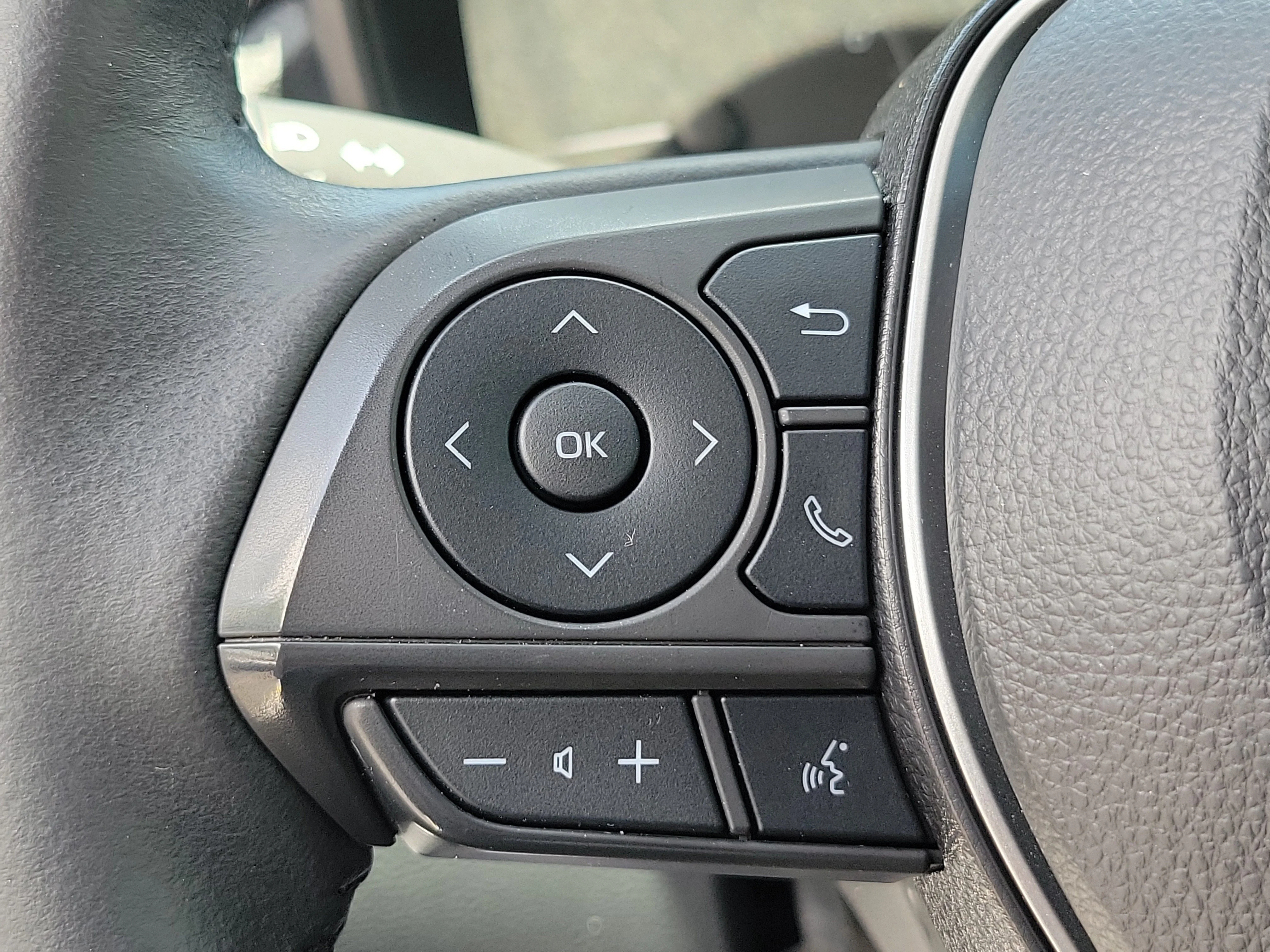Used 2023 Wind Chill Pearl Toyota LE image 23