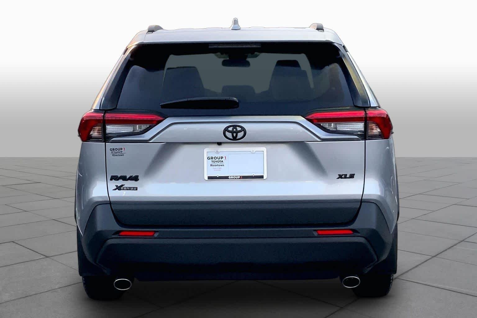 Used 2025 Silver Sky Metallic Toyota XLE image 5