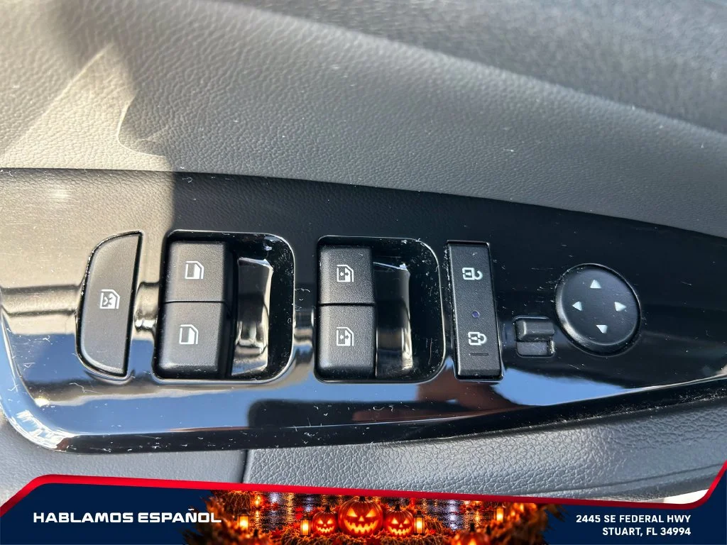 Used 2025 White Kia SX-Prestige image 13