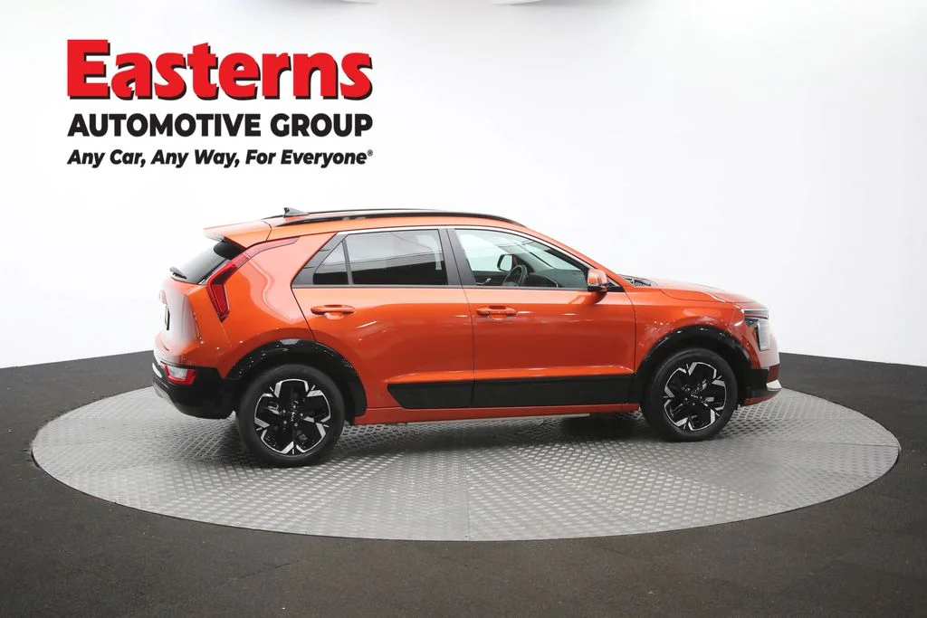 Used 2023 Red Kia Wind image 42