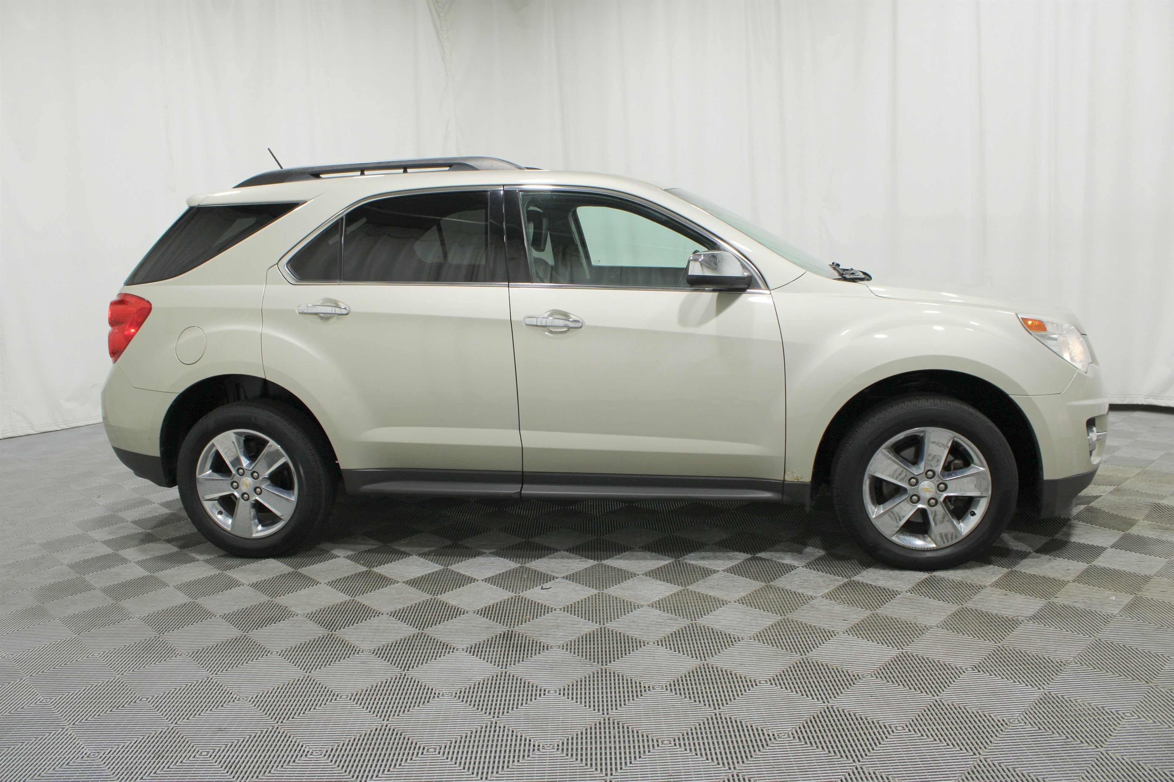 Used 2015 Champagne Silver Metallic Chevrolet LT image 29