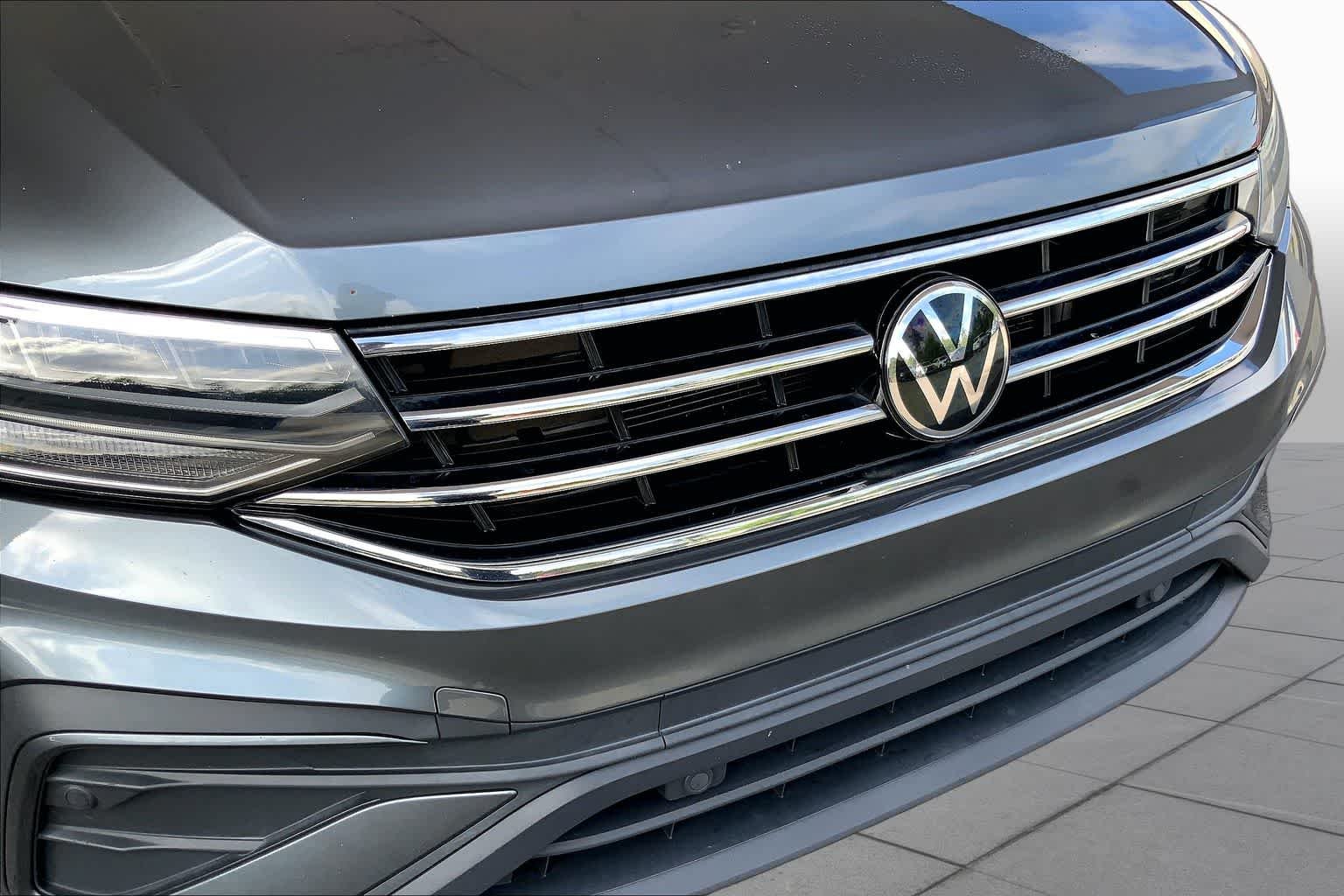 Used 2023 Platinum Gray Metallic Volkswagen SE image 31