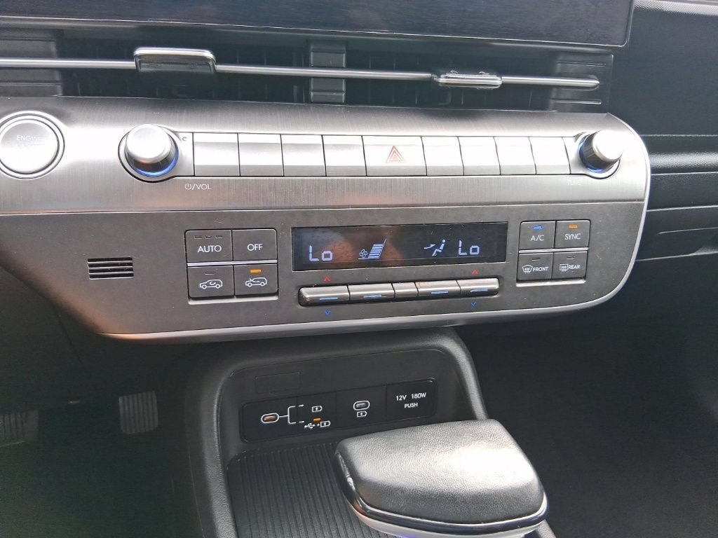 Used 2025  Hyundai SEL image 21