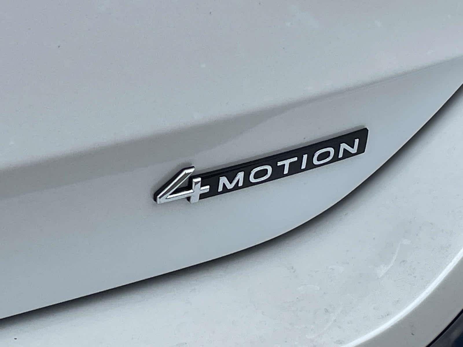 New 2026 0P0P/White Volkswagen SE R-Line Black image 21