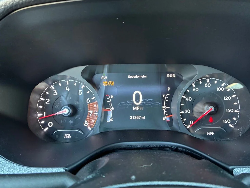 Used 2022 Red Jeep Latitude image 36