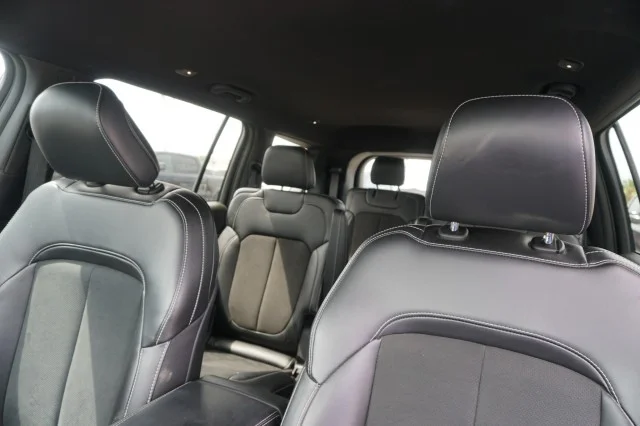 Used 2025  Jeep Laredo X image 18