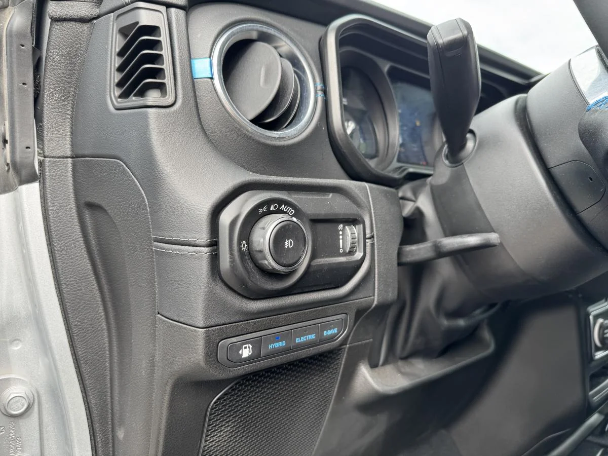 Used 2024 Silver Jeep High Altitude image 15