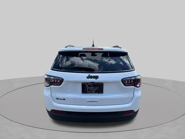 New 2026 Bright White Clear-Coat Exterior Paint Jeep Latitude image 7