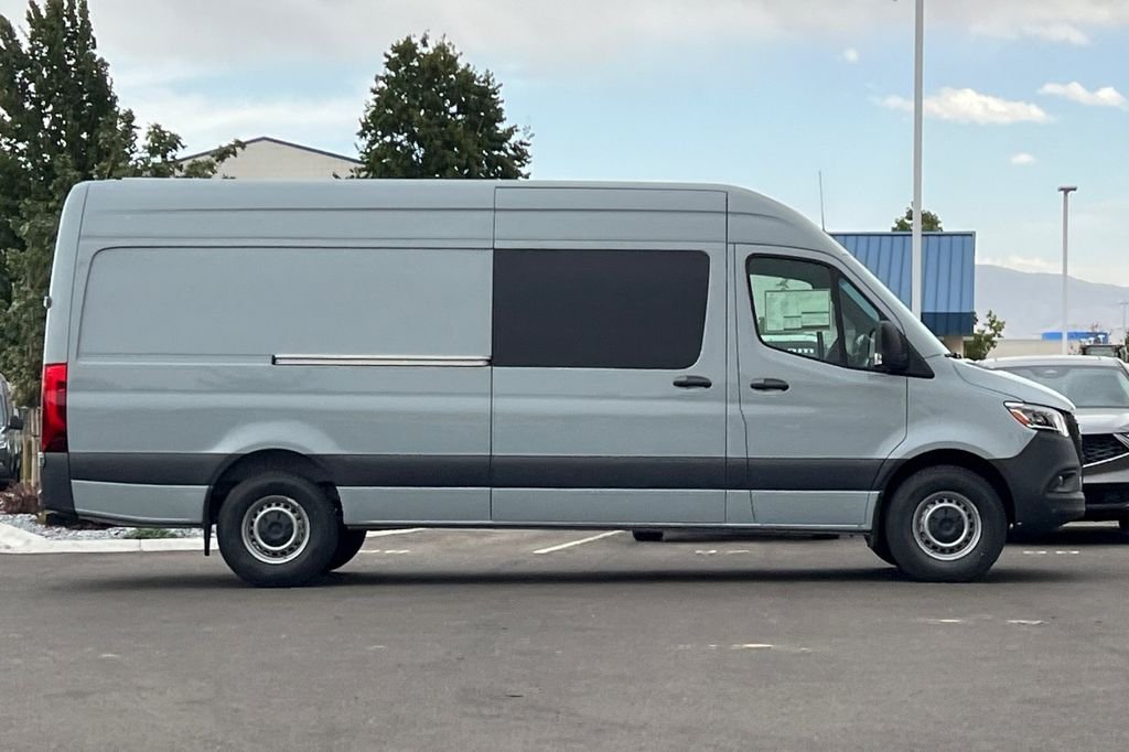 Used 2024  Mercedes-Benz Cargo 170 WB image 6