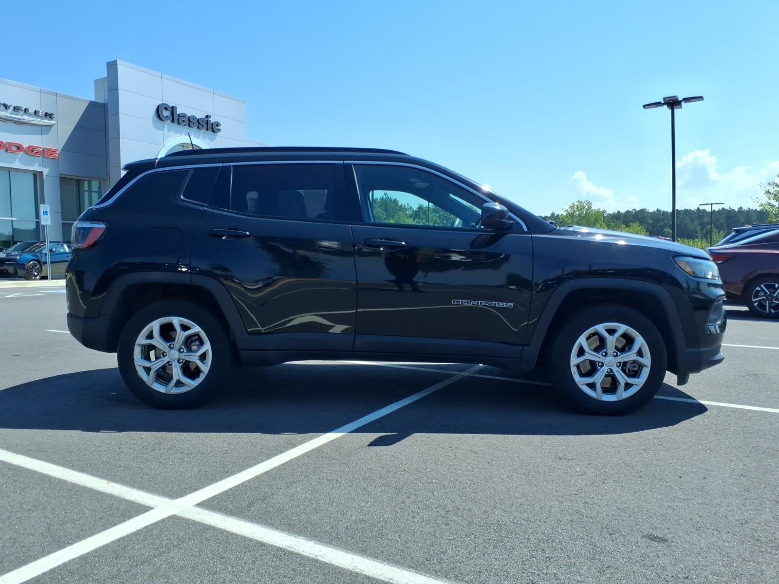 Used 2024 Diamond Black Crystal Pearlcoat Jeep Latitude image 10