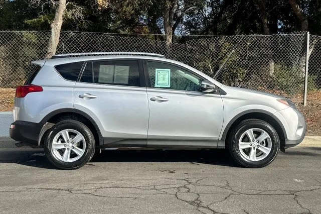 Used 2014 Silver Toyota XLE image 3