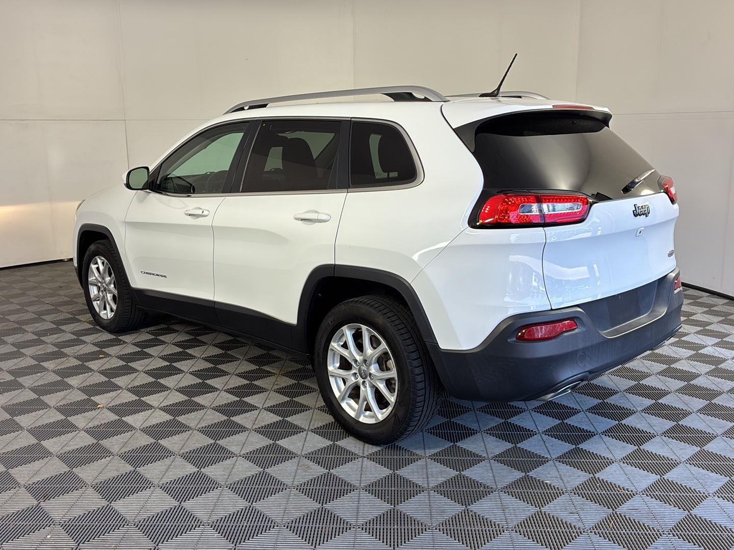 Used 2015 Bright White Clearcoat Jeep Latitude image 6