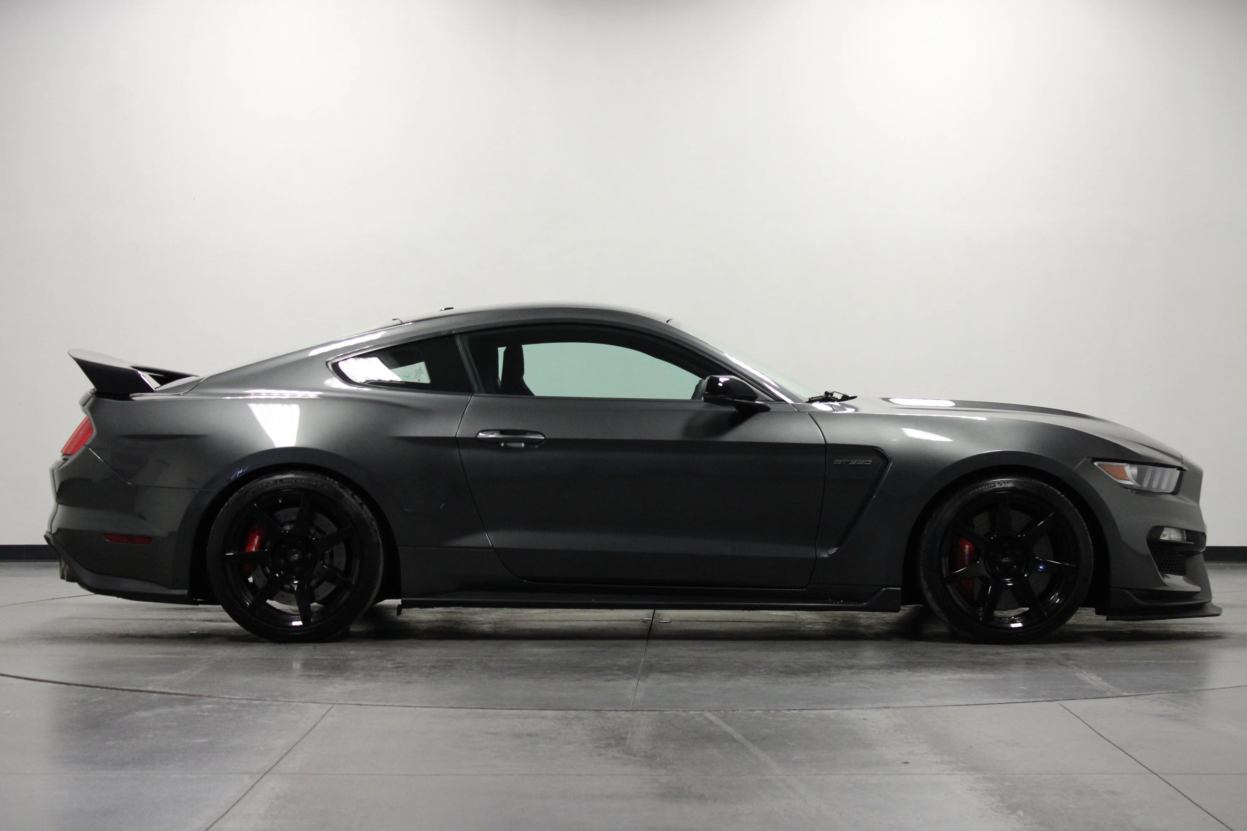 Used 2017 Magnetic Ford Shelby GT350R image 3