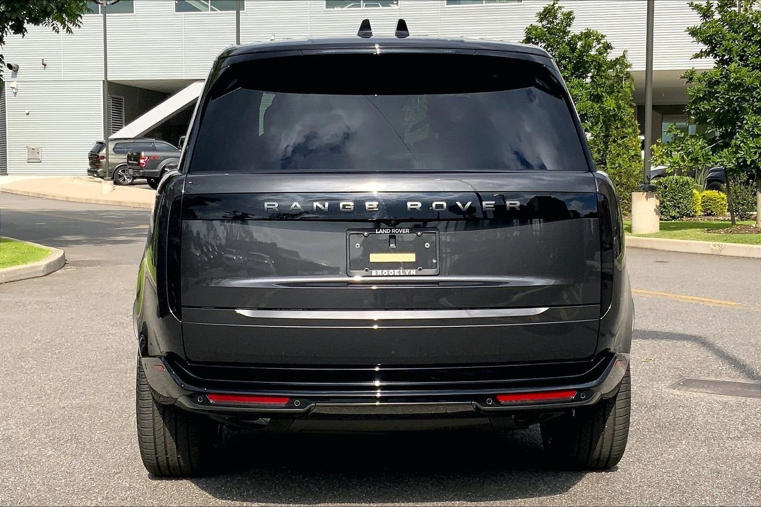 New 2027 Carpathian Grey Land Rover SE image 4