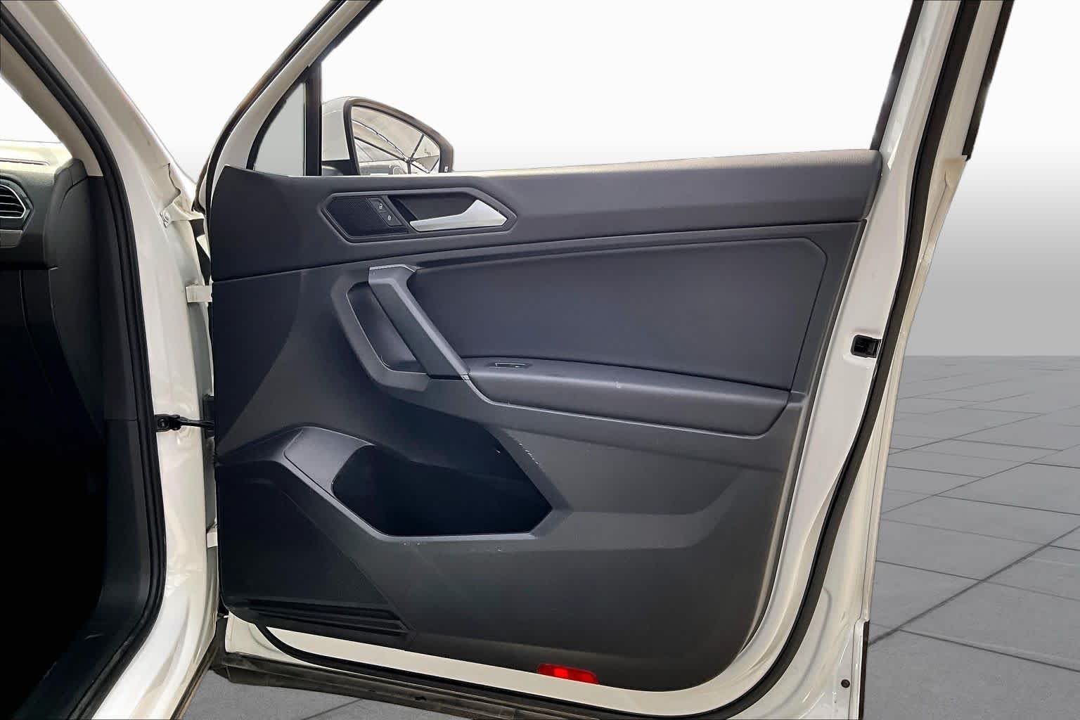 Used 2019 Pure White Volkswagen SE image 23
