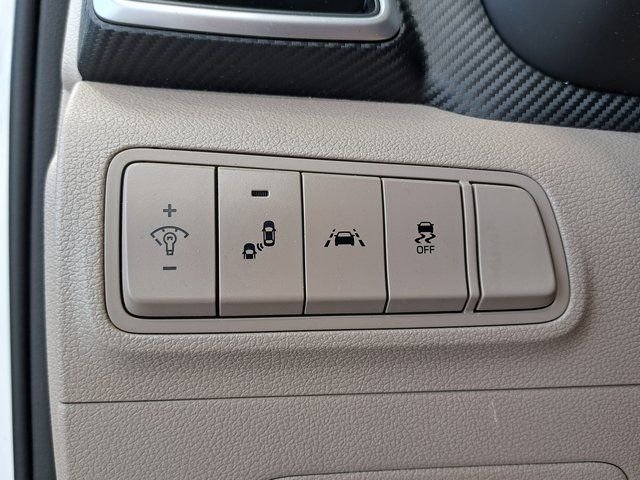 Used 2019 White Hyundai Value image 13