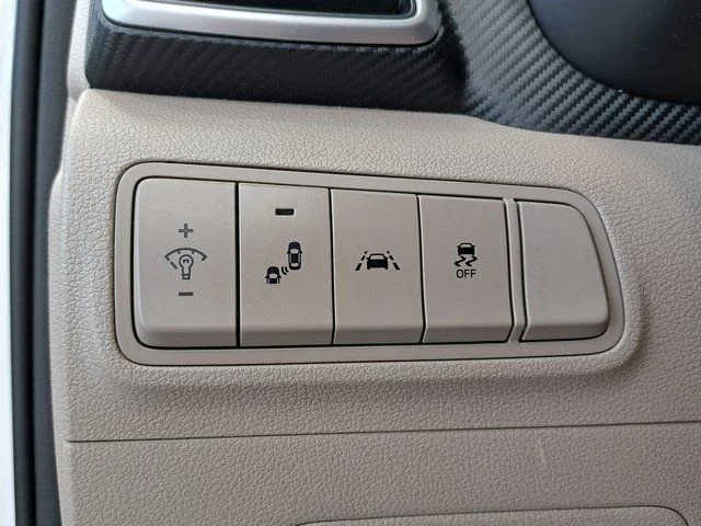 Used 2019 White Hyundai Value image 13