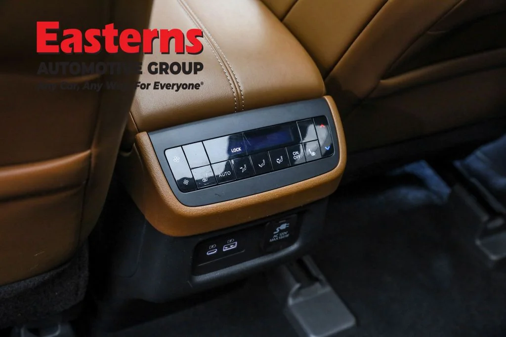 Used 2022 White Nissan Platinum image 24