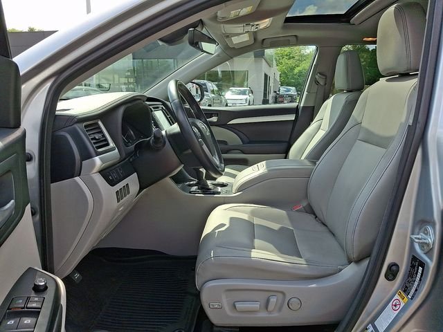 Used 2017 Silver Toyota XLE image 14