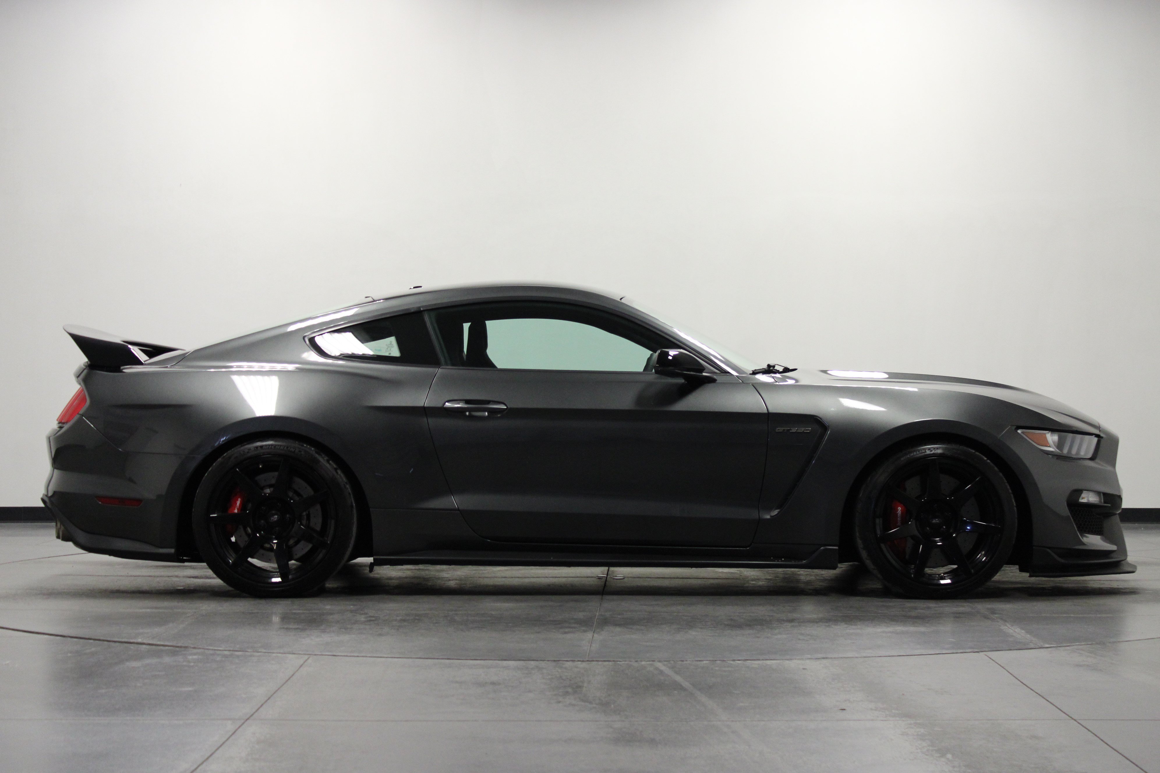Used 2017 Magnetic Ford Shelby GT350R image 3
