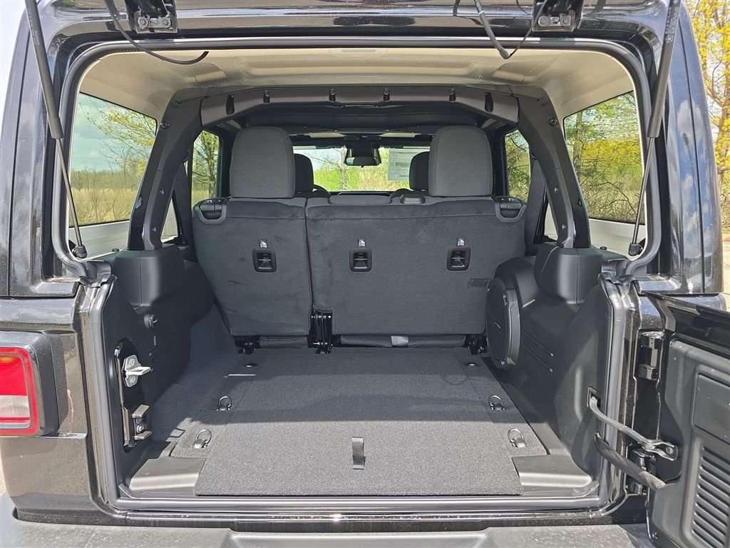New 2026 Black Clear-Coat Exterior Paint Jeep 85th Anniversary Edition image 12