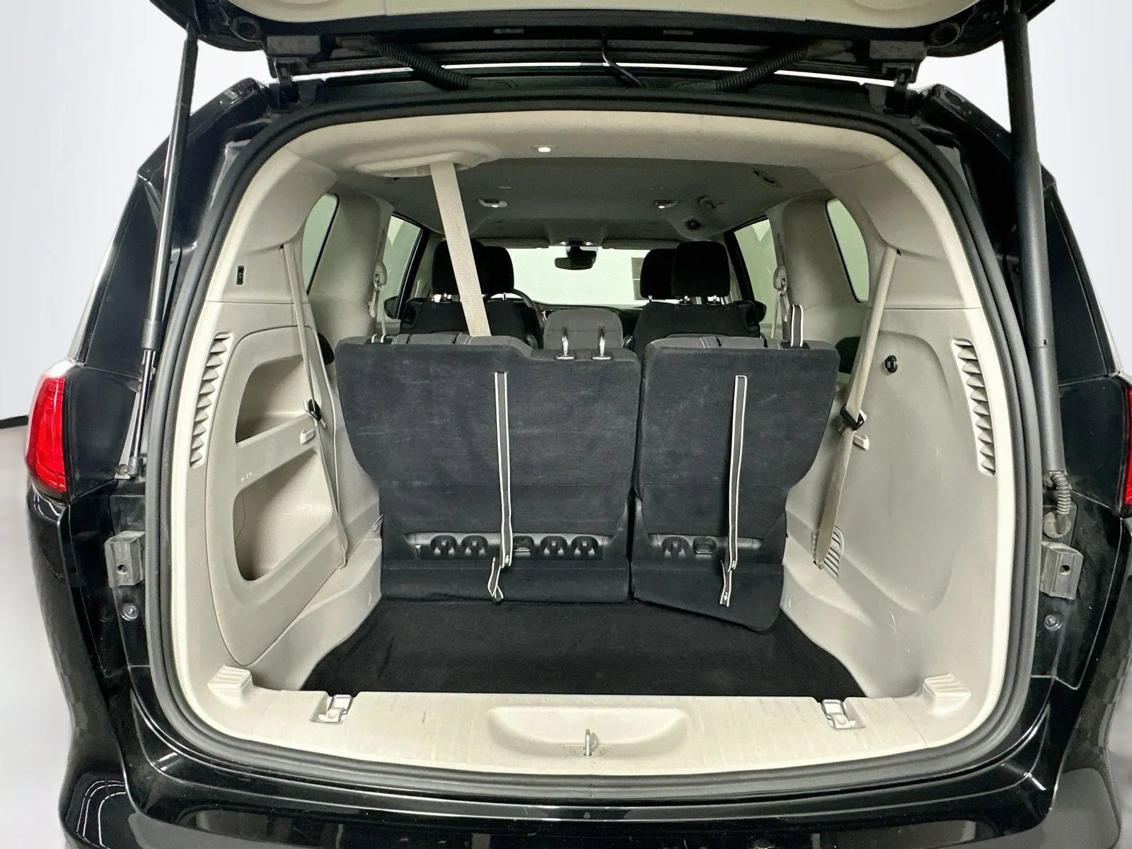 Used 2023 Black Chrysler LX image 25