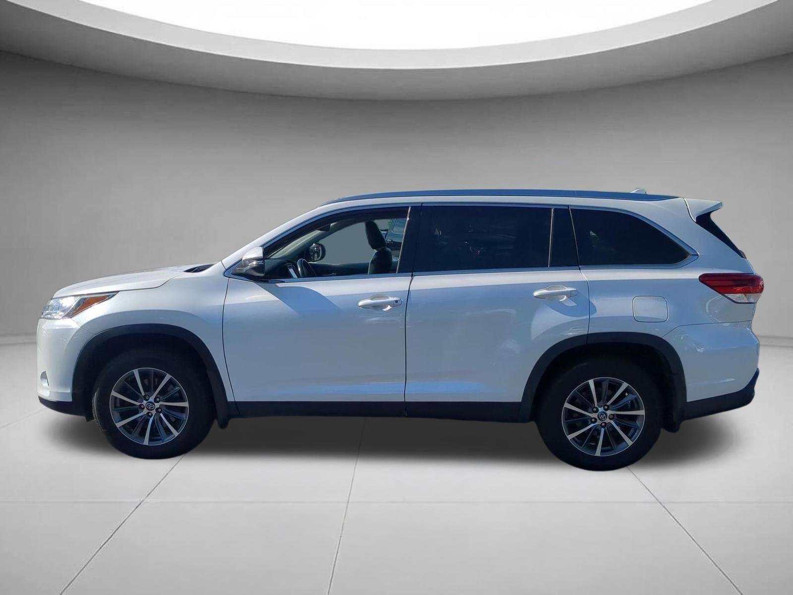 Used 2019  TOYOTA  image 2
