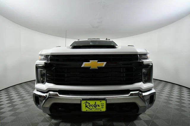 New 2026 Summit White Chevrolet WT image 7