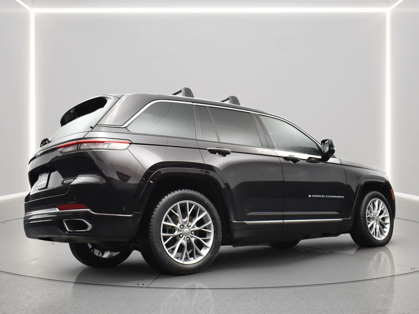 Used 2022 Ember Pearlcoat Jeep Summit image 11