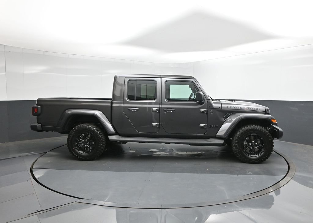 New 2026 Granite Crystal Metallic Clearcoat Jeep Texas Trail image 15