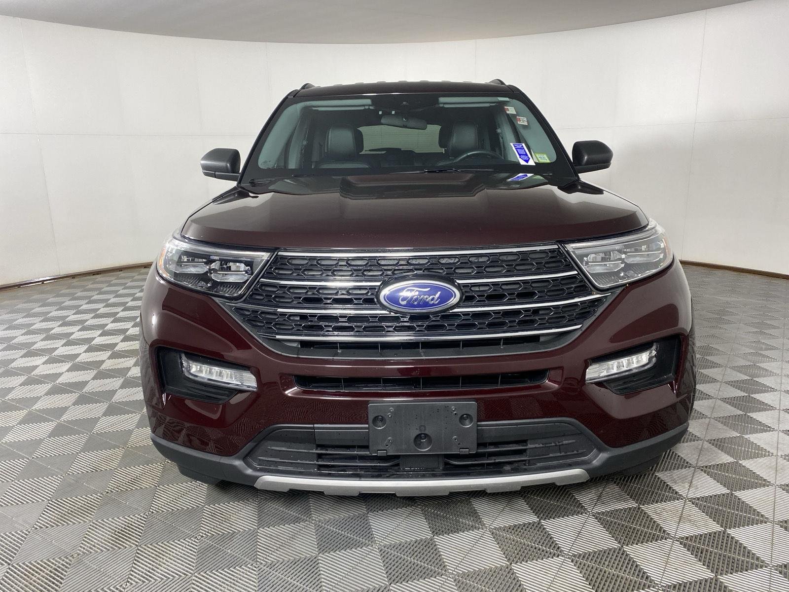 Used 2023 Jewel Red Metallic Tinted Clearcoat Ford XLT image 17