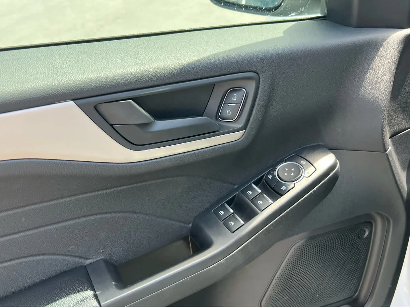 Certified Used 2022 Oxford White Ford SE image 30