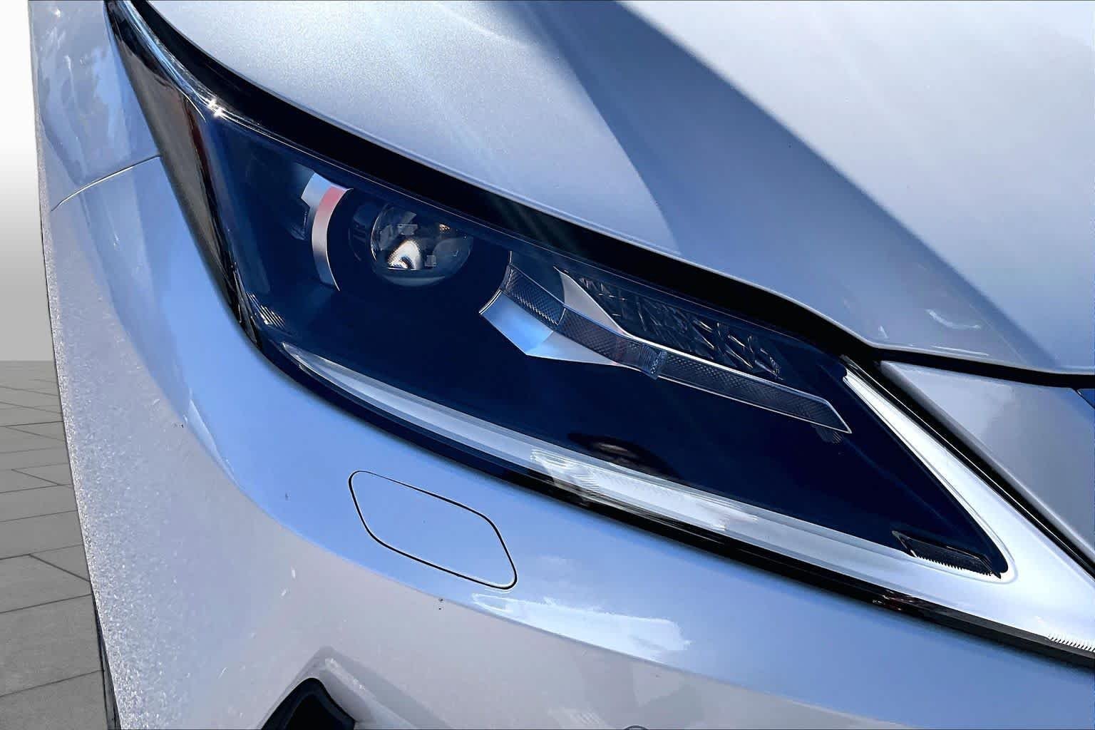 Used 2020 Eminent White Pearl Lexus  image 28