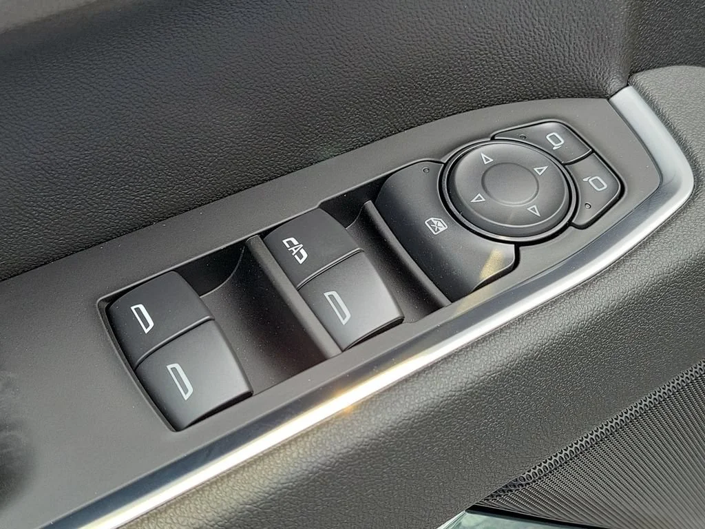 New 2026 Summit White Chevrolet LT (2FL) image 19