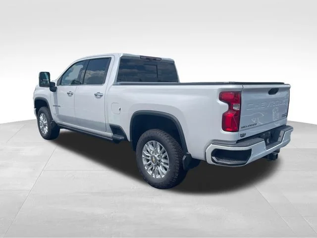Used 2021 IRIDESCENT PEARL TRICOAT Chevrolet High Country image 3