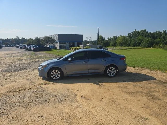 Used 2025  Toyota LE image 4