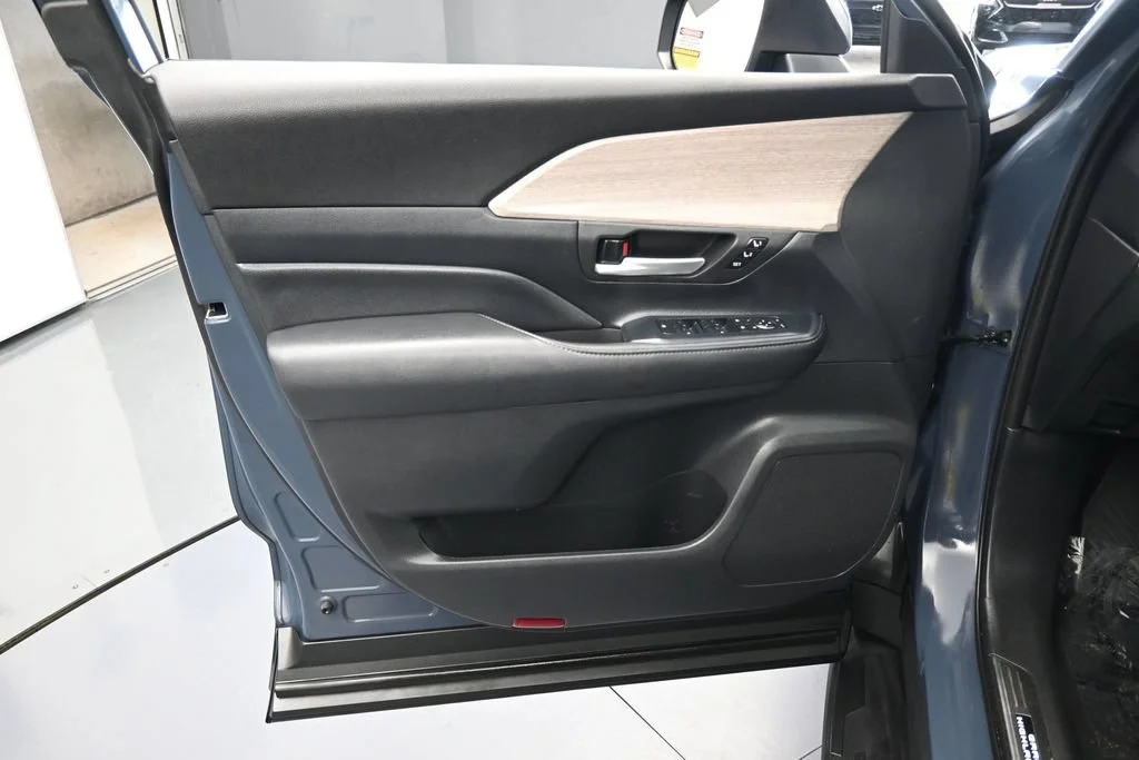 Used 2025 Cloud Toyota Limited image 14