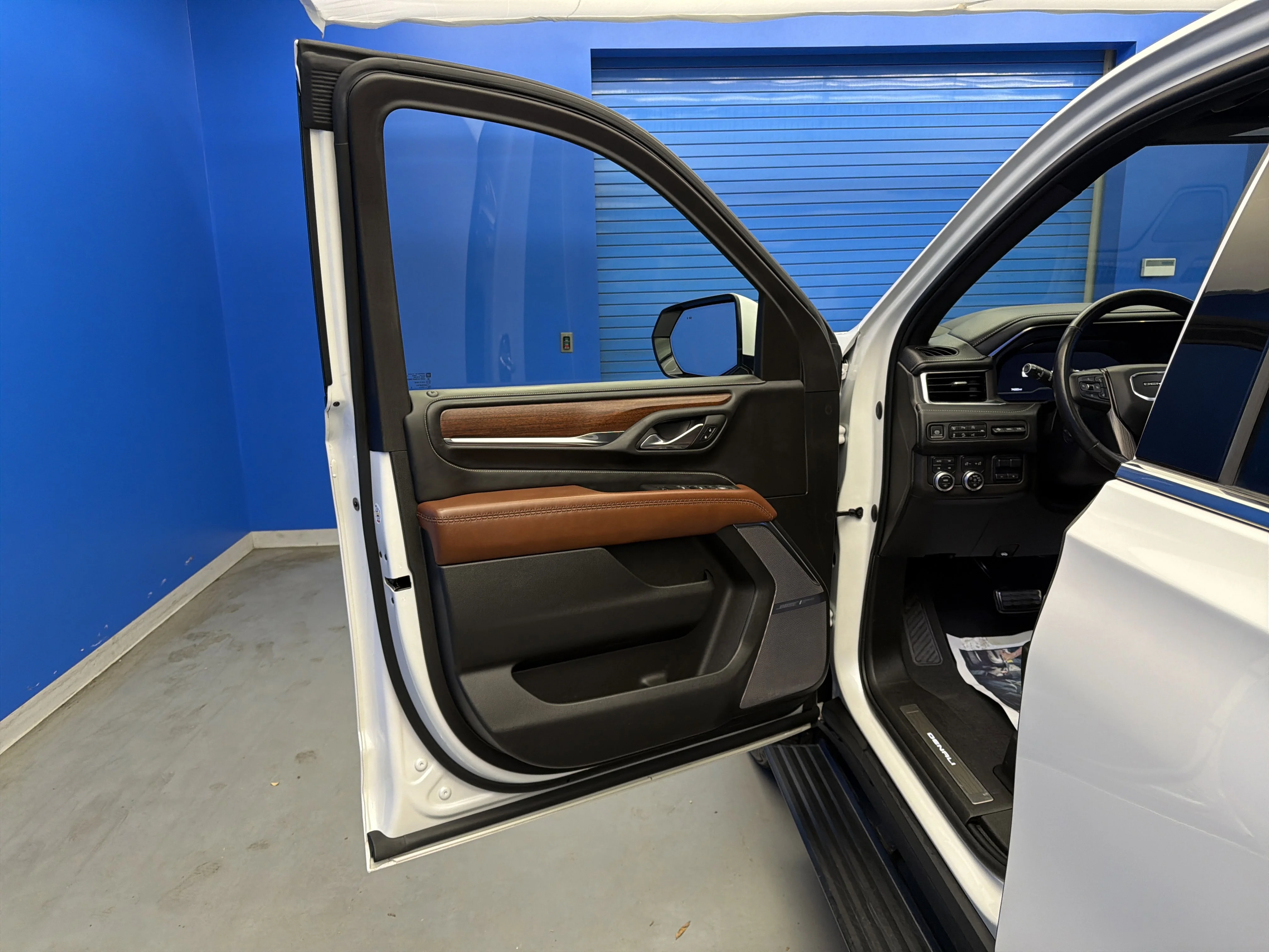 Used 2023 White Frost Tricoat GMC Denali Ultimate image 10