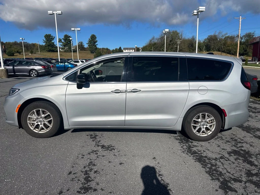 Used 2024 Silver Mist Clearcoat Chrysler Touring L image 6