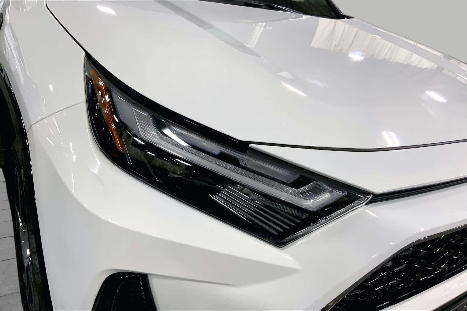Used 2023 Ice Cap Toyota SE image 28