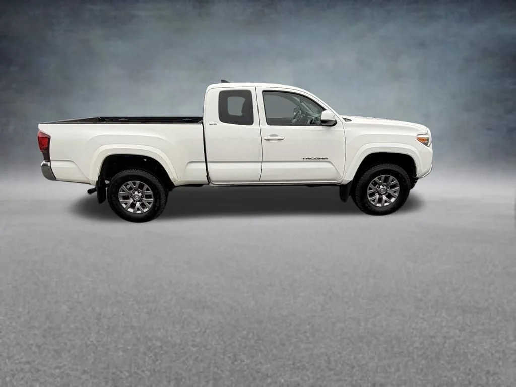 Used 2018 White Toyota SR5 image 7