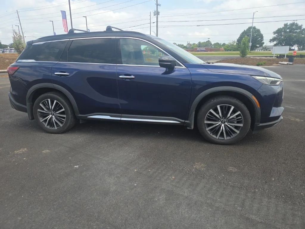 Used 2024 Blue INFINITI Autograph image 17