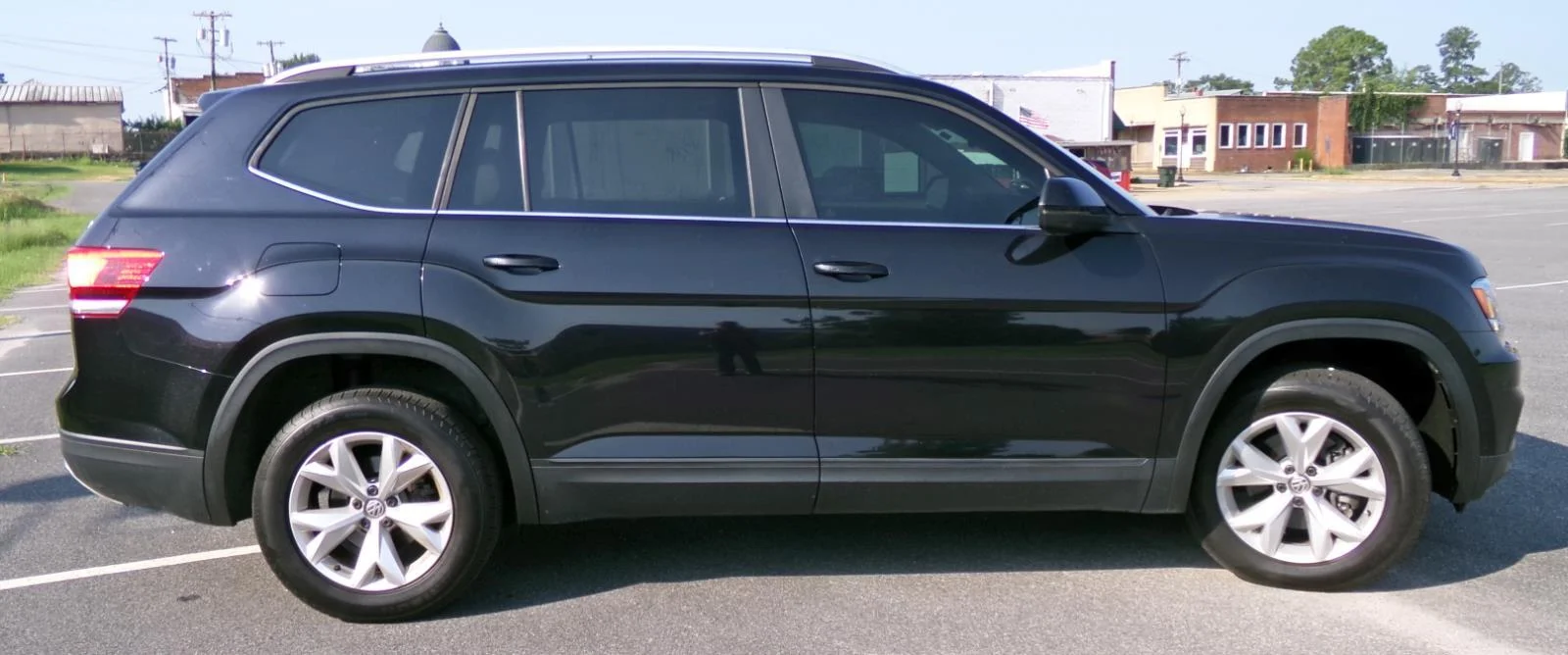 Used 2019 Deep Black Pearl Volkswagen 2.0T SE image 5