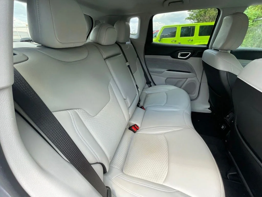 Used 2022 Silver Jeep Latitude image 13