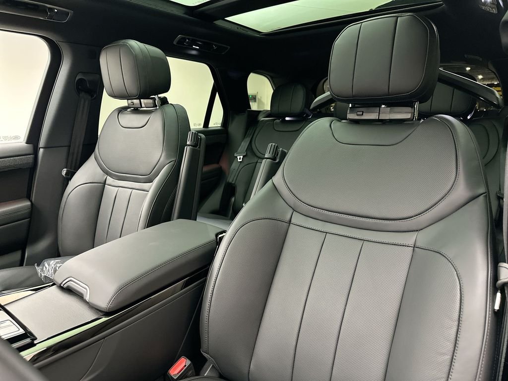 New 2026 Santorini Black Metallic Land Rover Dynamic SE image 10