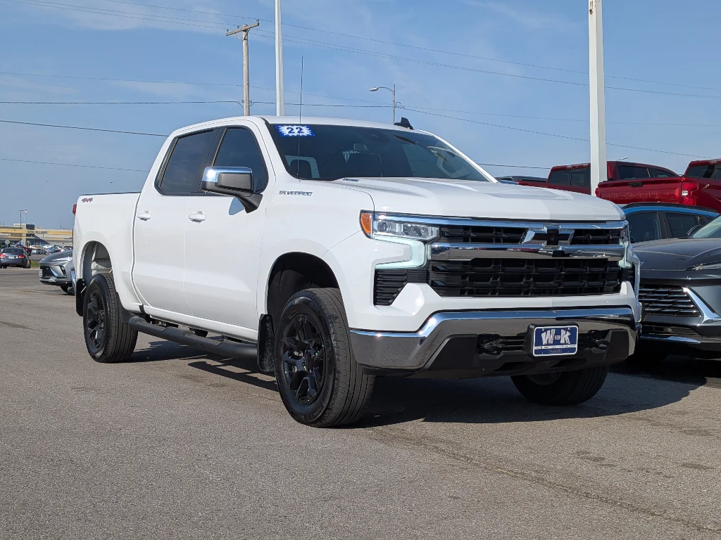 Used 2025 Summit White Chevrolet LT image 1