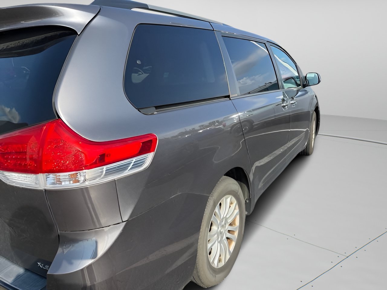 Used 2014 Predawn Gray Mica Toyota XLE image 5