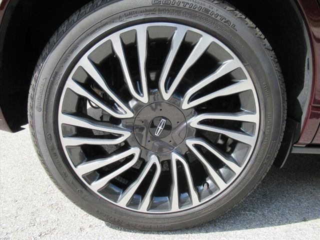 Used 2021 Red Lincoln Reserve image 7