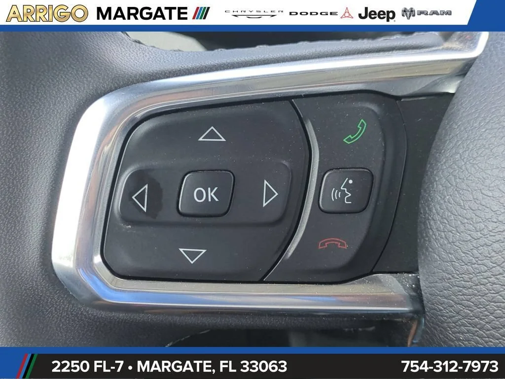 Used 2025 Granite Crystal Metallic Clearcoat Jeep Sahara image 27